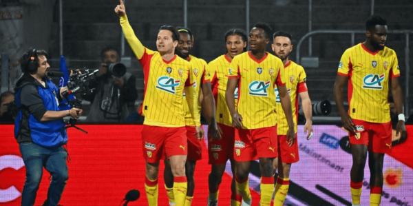 4-1！法甲劲旅踢爆图卢兹，强势挺进决赛，球迷冲入场内疯狂庆祝