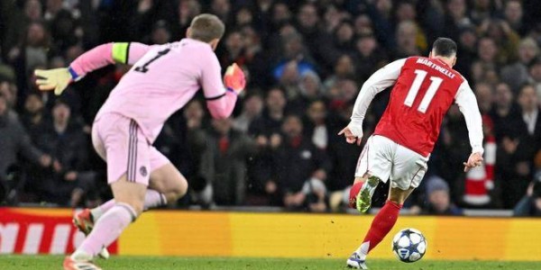 诺伊尔狼狈失误,马丁内利激情滑跪,塔子哥振臂,全场沸腾堪比夺冠