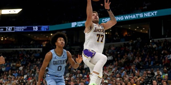 晃飞鞋子！东契奇再演名场面 砍44分紧追一传奇