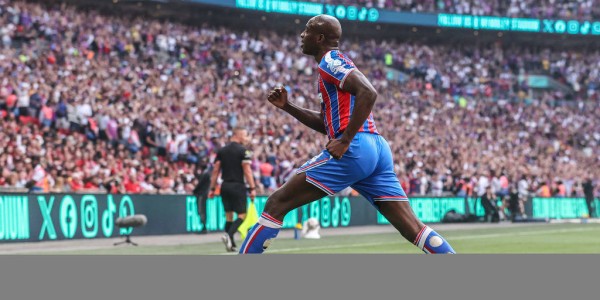 盖伊与水晶宫关系破裂：转会利物浦失败引发风波，未来何去何从？