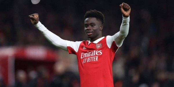 阿森纳球迷估计是真炸了，萨卡续签长合同后状态全线崩溃