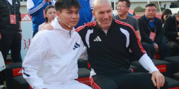 53岁齐达内夜游上海，与大妈踢毽子几分钟融入氛围，展现顶级球商