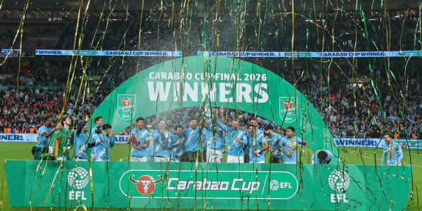 联赛杯-曼城2-0阿森纳夺冠 众将捧杯开怀