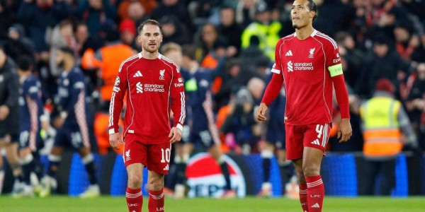 利物浦欧冠主场惨遭1-4重创，主帅与球员神情黯然，队伍士气跌至谷底