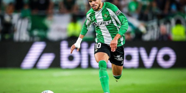 西甲又现争议！皇马93分钟遭绝平，记者怒喷：冠军直接颁巴萨得了