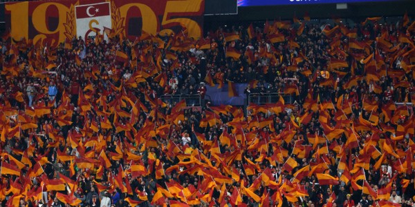 压力山大！斯洛特正面回应名宿质疑：利物浦绝非“一盘散沙”