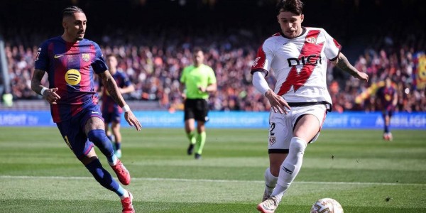 巴萨阿劳霍致胜一击助力球队1-0取胜，五连胜领跑西甲积分榜领先皇马4分