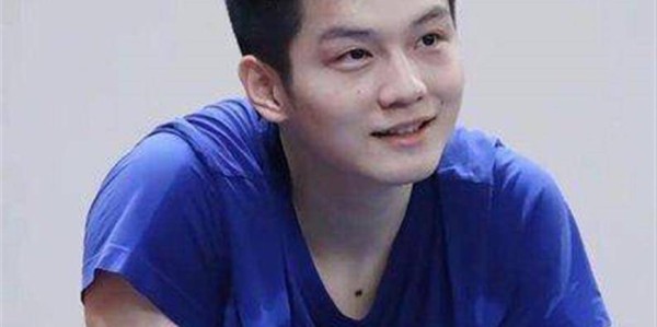 意难平到破防！樊振东能拿下德甲天价续约，却迟迟回不了国家队，背后隐情藏不住了