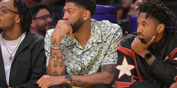 曝安东尼-戴维斯已获准进行轻度对抗 正逐步接近复出