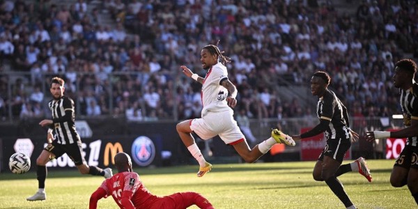 25岁韩国球星闪耀，巴黎圣日耳曼10人仍3-0完胜昂热，法甲稳居榜首