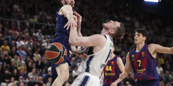 西甲争议判罚：马丁红牌撤销引爆巴萨马竞口水战