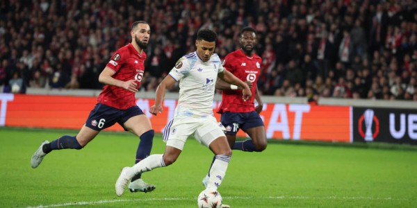 内维尔警告：维拉面临欧冠资格危机，埃梅里能否逆转颓势？