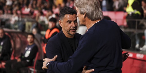 决战在即！比利亚雷亚尔远征奥维耶多，迪亚塔火线驰援，黄潜球迷机场热情送行