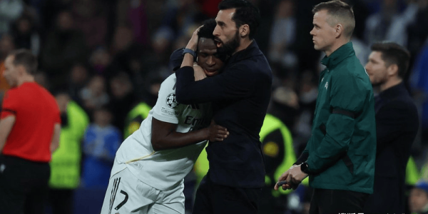 阿尔韦洛亚在伯纳乌嘘声后力挺维尼修斯