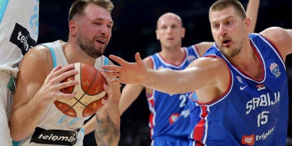 惨败塞尔维亚后 东契奇在更衣室与队友进行激烈交流