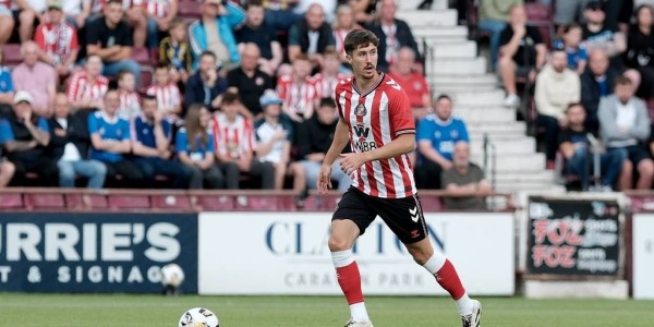 沃尔夫斯堡出价1000万镑求购桑德兰后卫特雷-休姆：德甲新星的崛起与市场动态分析