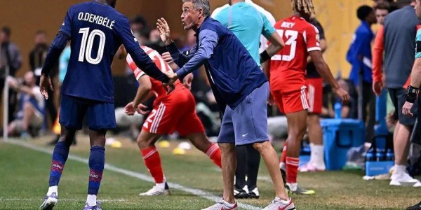 可能会同时丢掉欧冠和法甲冠军为什么巴黎圣日耳曼不再是巨无霸？