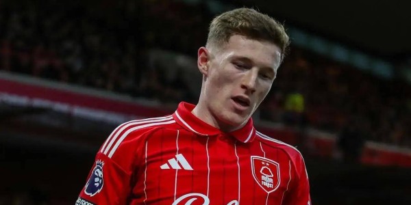 1亿英镑！曼联盯上诺丁汉中场，多队争抢，转会局面或错综复杂