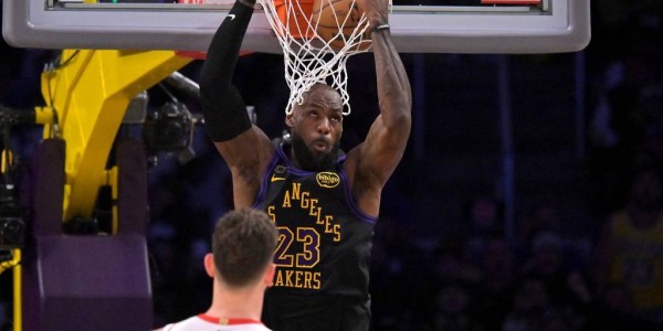 身体素质炸裂！41岁詹姆斯上演折叠背扣 震惊四座