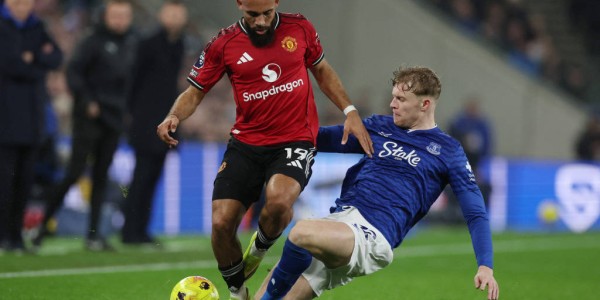 阿玛德禁区倒地，投诉对方拉拽球衣，裁判没有给点球