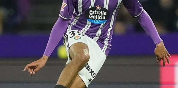 曼城小将埃切维里即将租借加盟勒沃库森：从青训新星到德甲前锋的蜕变之路