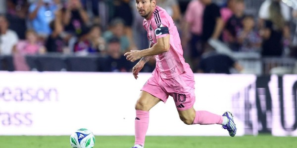 梅西复出就是全场最佳！半场1进球1助攻！带队赢球！