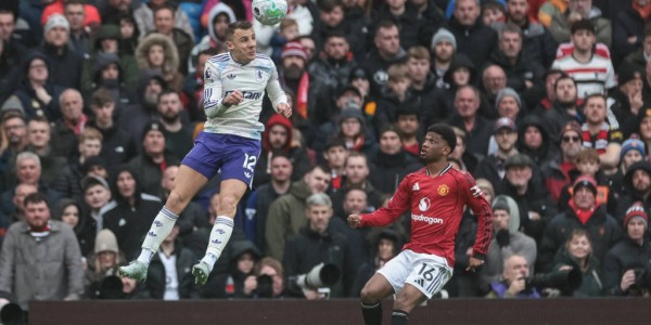 英超玫瑰德比烽烟再起：曼联主场迎战利兹联，欧冠与保级之战一触即发！