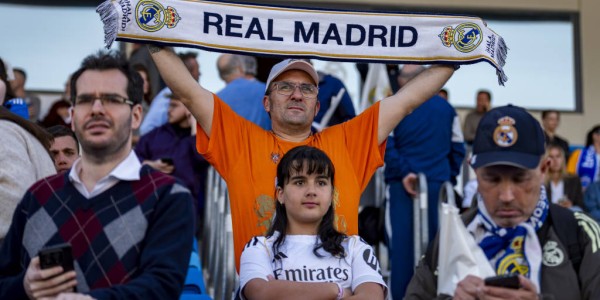 西蒙尼一语双关：巴萨抱怨裁判？“我们住在马德里，习惯了！”——足球场上的地域与心理战