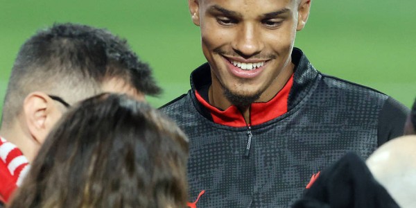 AC米兰遭截胡！曼联“水货”1条件吓退红黑军，欧冠劲旅送9号球衣