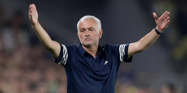 穆帅重返波尔图老东家，球迷称其依然风度翩翩