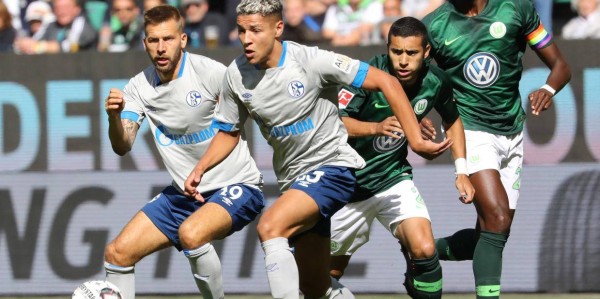 德国杯攻防对抗升级，沃尔夫斯堡凭德甲体系压制，荷尔斯泰因靠黑马拼劲争胜