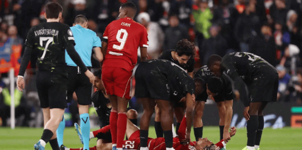 安菲尔德惊现“断弦”悲剧！埃基蒂克无对抗重伤离场，红军锋霸恐赛季报销无缘世界杯