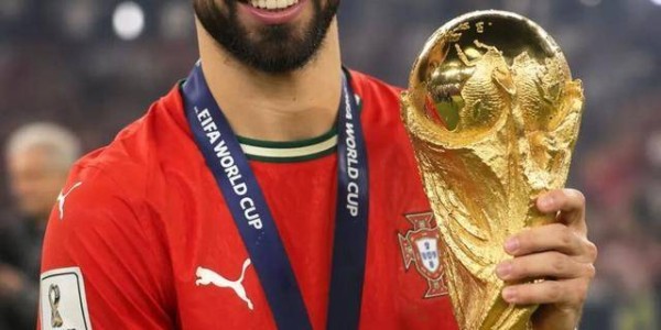 B费真爱曼联，世界杯年仍为之带伤奋战！揭秘留队原因设夺冠目标