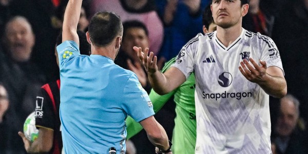 强行制造争五悬念？曼联队长不满：同样犯规不同判罚尺度