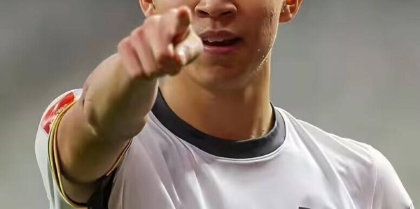 王钰栋拒绝了德甲豪门合同！月薪3000到5000欧元，王钰栋父亲：踢不上球，去欧洲做什么？