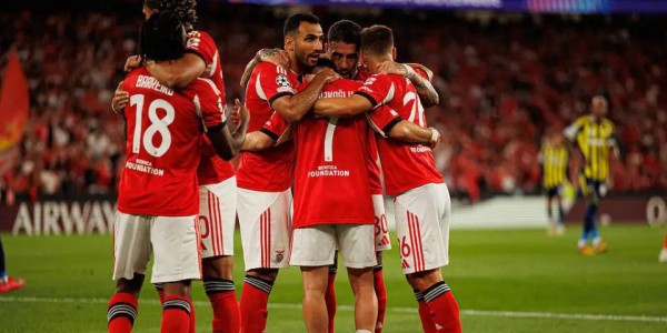 穆里尼奥连续6年缺席欧冠，爱将肘击染红，率队0射正遭淘汰