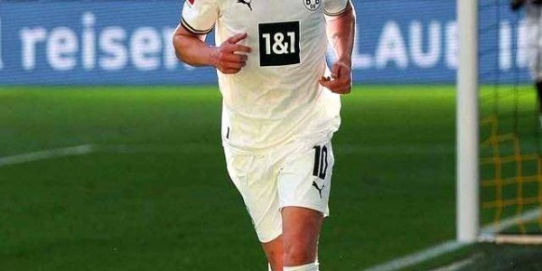 德甲黑店少见亏本，29岁中场0转会费，三强疯抢