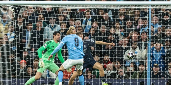 阿诺德赛后疑似模仿多库盘带，引发皇马球迷热议他的未来