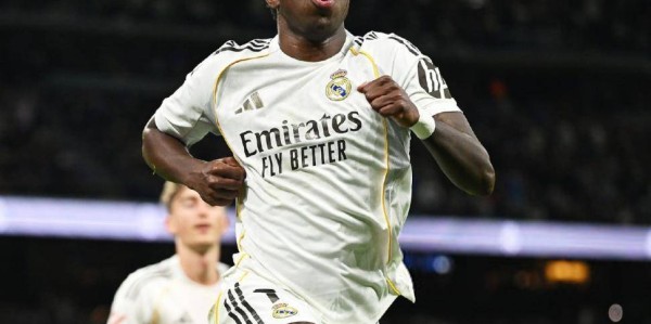 西甲领头羊易主！维尼修斯双响，皇马4-1皇家社会豪取8连胜登顶