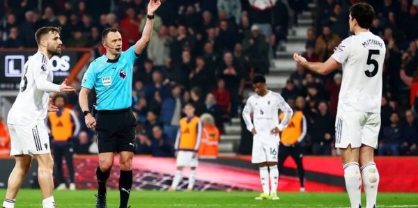 曼联遭误判2-2仍保前三！马奎尔遇惊变，卡里克若转正需改善防守