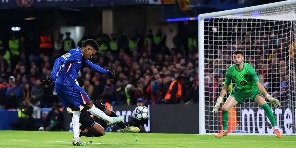 一条龙破门！切尔西18岁小将闪耀欧冠同场PK完爆亚马尔