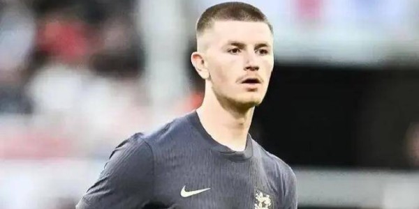 1.6亿欧！曼联锁定双中场，桑乔8500万梦碎，拉什福德10球10助巴萨续租？