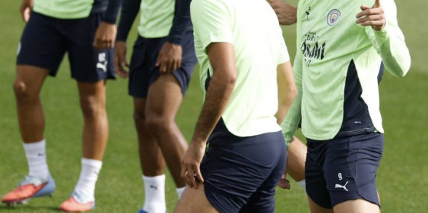 短暂的回家！那不勒斯26分钟染红少打一人，德布劳内被替换下场