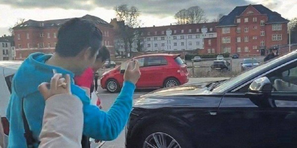 樊振东德甲赛后被星姐围观移车，徐老师指挥东东倒车笑翻全场，球迷默契送别显真情